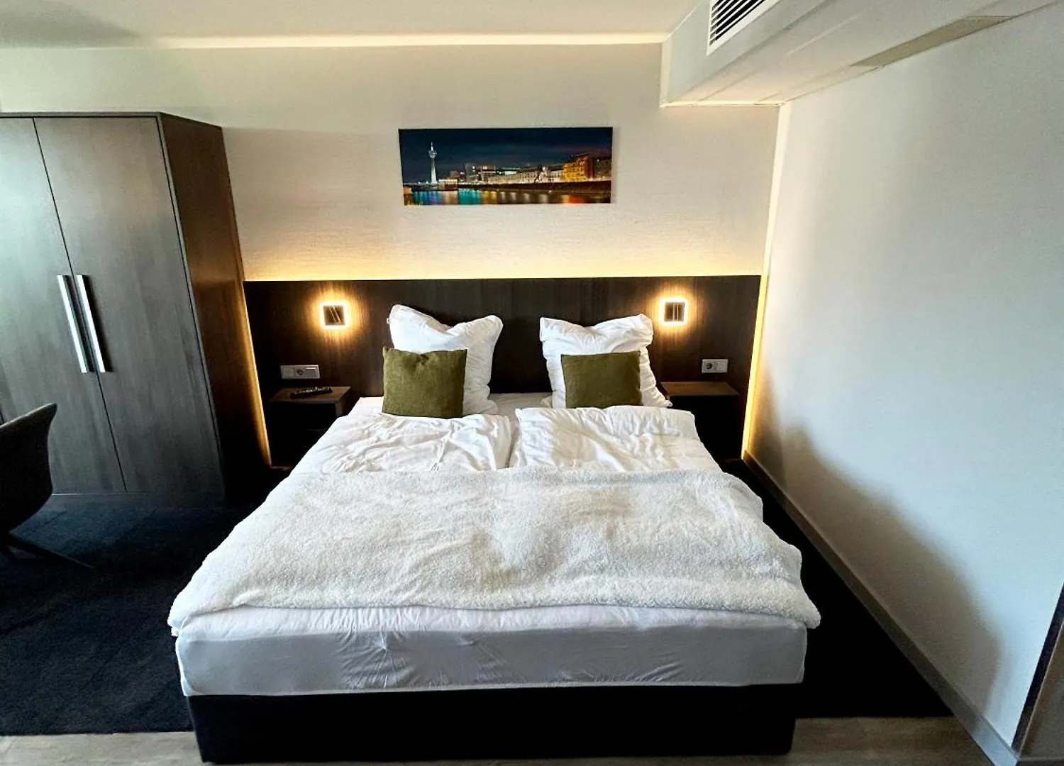 Aparthotel In Duesseldorf Am Medienhafen Mit Kueche Germany